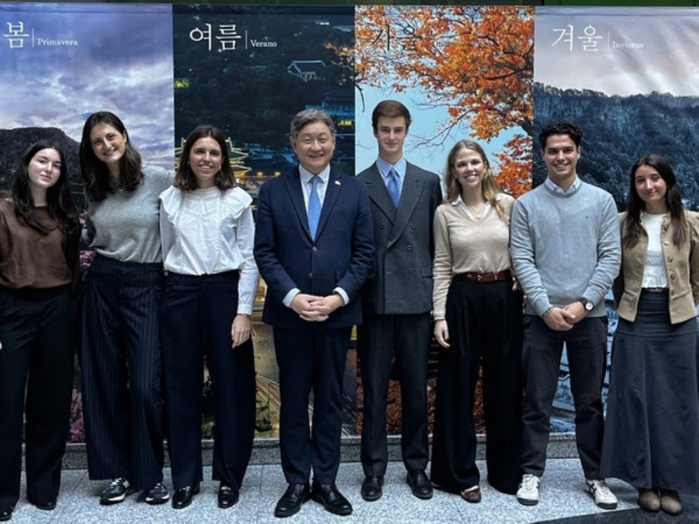 El embajador Lim Soosuk mantuvo un encuentro con universitarios españoles